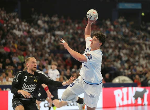 photo : Torwurf von .... Arthur LENNE (Montpellier) gegen Simon Pytlick (links , Flensburg) Handball Herren am So. 31.05.2026 Mens EHF European League , Final Four in Hamburg SG Flensburg - Montpellier HB Spiel um Platz 3