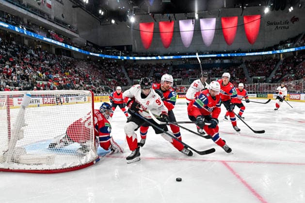ZURICH, SWITZERLAND - MAY 31: John Tavares of Canada in a battle for the puck against Sander Hurrod of Norway L) and Eskild BAKKE Olsen of Norway R) in front of goalkeeper Henrik Haukeland of Norway during the 2026 IIHF Ice hockey, Eishockey World Championship, WM, Weltmeisterschaft Switzerland Bronze medal game between Canada and Norway at Swiss Life Arena on May 31, 2026 in Zurich, Zurich. Zurich Swiss Life Arena Zurich Switzerland Copyright: xJustPictures.ch AndreaxBrancax jp-en-EuSpIm-JP7_ANB_CanNor_31052026_8716