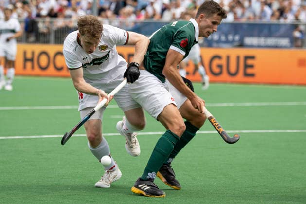 Leon THOERNBLOM (THÖRNBLOM) (HPC 24, li.) im Zweikampf um den Ball, Aktion, Hockey 1. Feldhockey Bundesliga Final4 2026, Herren, Finale, Hamburger Polo Club (HPC) - Uhlenhorst Muelheim (Mülheim) (HTCU), Endstand 4-0, Deutsche Feldhockey-Meisterschaften, am 31.05.2026 in der BTHV Sportanlage in Bonn Deutschland. Â
