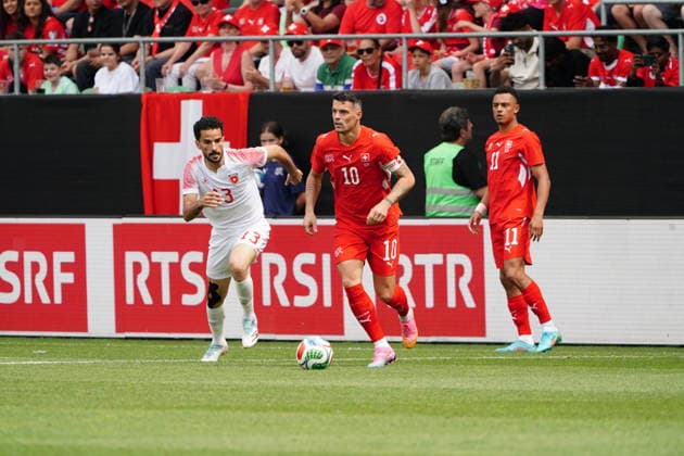 31.05.2026 Schweiz St.Gallen Fussball Saison 2025-2026 Laenderspiel Schweiz - Jordanien. Bild , 13 Mohamoud AL-Mardi JOR. gegen Granti Xhaka SUI Aktion Zweikampf