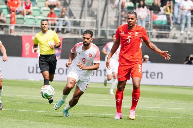 31.05.2026 Schweiz St.Gallen Fussball Saison 2025-2026 Laenderspiel Schweiz - Jordanien. Bild , 9 Ali Olwan JOR. gegen Manuel Akanji SUI Re. Aktion Zweikampf