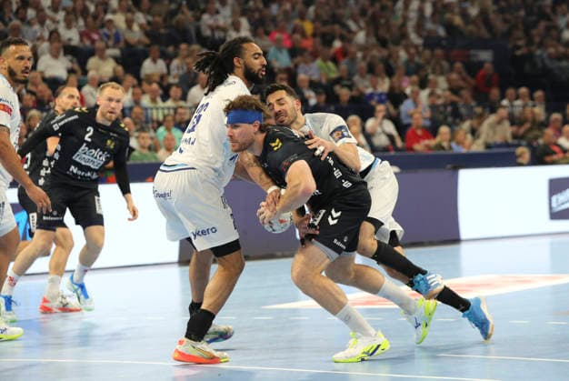 photo : Torwurf von .... Johannes Golla (Flensburg) gegen Hugo Bryan MONTE dos SANTOS (links) und Zvonimir SRNA Handball Herren am So. 31.05.2026 Mens EHF European League , Final Four in Hamburg SG Flensburg - Montpellier HB Spiel um Platz 3