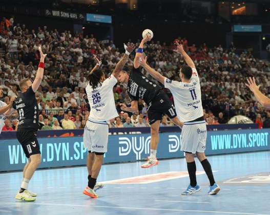 photo : Kent Robin Tönnesen Tonnesen (Flensburg) wirft gegen Zvonimir SRNA und links ... Hugo Bryan MONTE dos SANTOS (Montpellier) Handball Herren am So. 31.05.2026 Mens EHF European League , Final Four in Hamburg SG Flensburg - Montpellier HB Spiel um Platz 3