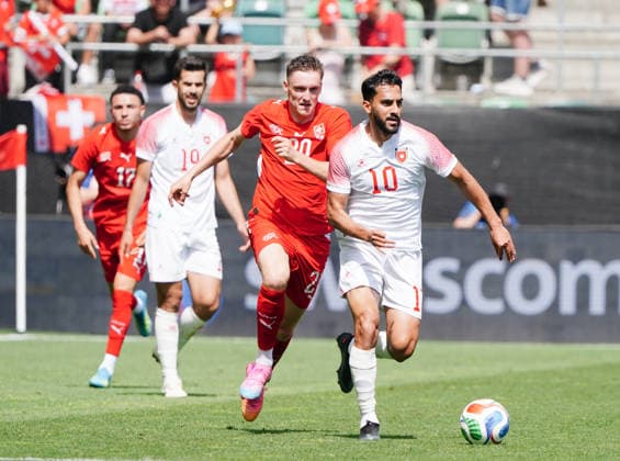 31.05.2026 Schweiz St.Gallen Fussball Saison 2025-2026 Laenderspiel Schweiz - Jordanien. Bild , 10 Musa AI-Tamari JOR. gegen Michel Aebischer SUI Li. Aktion Zweikampf