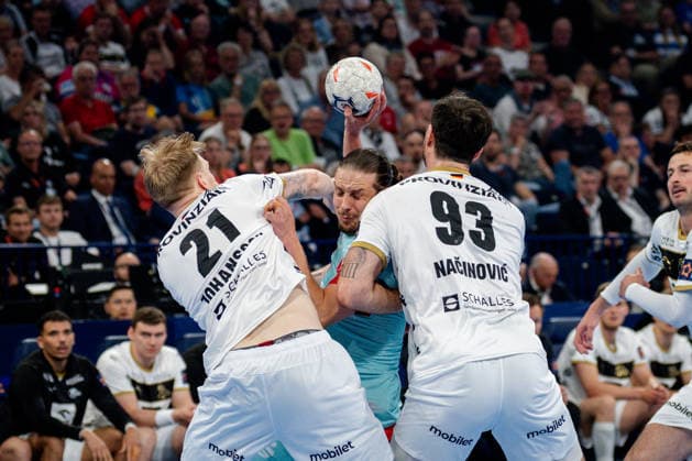 Hamburg, 31.05.2026, Handball, Herren, EHF European League Men 2025 26, Finale, THW Kiel - MT Melsungen Eric Johansson (THW Kiel, 21) und Veron Nacinovic (THW Kiel, 93) nehmen Olle Forsell (MT Melsungen, 25) in die Zange