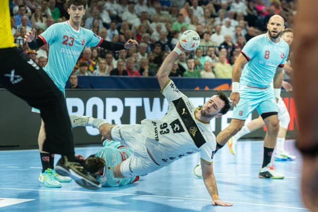 Veron Nacinovic (THW Kiel) controls the ball during the handball final of the Winamax EHF Finals 2026 between THW Kiel and MT Melsungen at Barclays Arena on May 31, 2026 in Hamburg, Germany. -