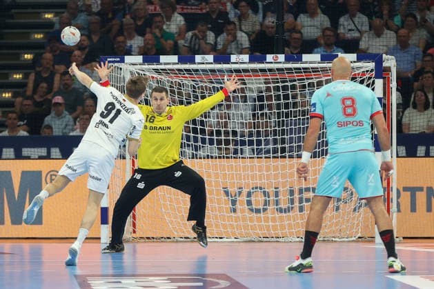 31.05.2026, xgox, Handball - EHF European League Finale THW Kiel - MT Melsungen v.l. Nebojsa Simic (Melsungen, 16) beim Siebenmeter gegen Bence Imre (Kiel, 91) Hamburg