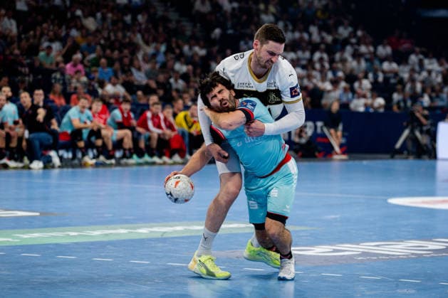 Hamburg, 31.05.2026, Handball, Herren, EHF European League Men 2025 26, Finale, THW Kiel - MT Melsungen Erik Balenciaga (MT Melsungen, 6) im Zweikampf mit Hendrik Pekeler (THW Kiel, 61)