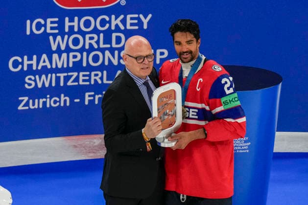 ZURICH, SWITZERLAND - MAY 31: Andreas Martinsen of Norway R) receives the third place trophy from during the 2026 IIHF Ice hockey, Eishockey World Championship, WM, Weltmeisterschaft Switzerland Bronze medal game between Canada and Norway at Swiss Life Arena on May 31, 2026 in Zurich, Zurich. Zurich Swiss Life Arena Zurich Switzerland Copyright: xJustPictures.ch JarixPestelaccix jp-en-EuSpIm-JP6_JAR_Canada_Norway_31May2026_00199