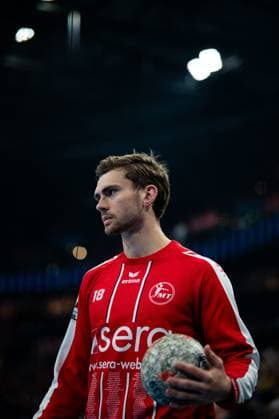Florian Drosten ( 18; MT Melsungen) steht mit dem Ball in der Hand in der Halle und blickt konzentriert zur Seite. Der Spieler trägt das rote Trikot der MT Melsungen mit der Nummer 18. EHF European League Final 2026: THW Kiel vs MT Melsungen, 31.05.2026, Hamburg, Barclays Arena Copyright: xPhilippHeistx