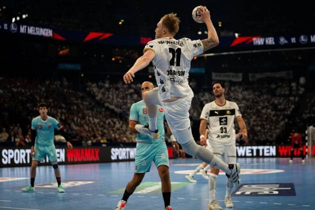 Eric Johansson ( 21; THW Kiel) springt hoch und zieht zum Wurf ab, während Veron Nacinovic ( 93; THW Kiel) im Hintergrund steht. Marti Soler ( 23; MT Melsungen) beobachtet die Szene von der linken Seite. EHF European League Final 2026: THW Kiel vs MT Melsungen, 31.05.2026, Hamburg, Barclays Arena Copyright: xPhilippHeistx
