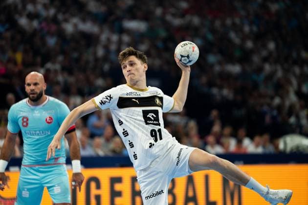 Bence Imre ( 91; THW Kiel) zieht in der Luft ab und wirft auf das Tor. Im Hintergrund beobachtet Adrian Sipos ( 8; MT Melsungen) die Aktion. EHF European League Final 2026: THW Kiel vs MT Melsungen, 31.05.2026, Hamburg, Barclays Arena Copyright: xPhilippHeistx