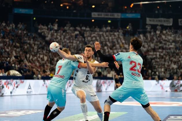 Nikola Bilyk ( 53; THW Kiel) dringt mit dem Ball in die Abwehr von MT Melsungen ein und wird von David Mandic ( 7; MT Melsungen) und Marti Soler ( 23; MT Melsungen) gestellt. Die Szene findet vor ausverkauftem Haus statt. EHF European League Final 2026: THW Kiel vs MT Melsungen, 31.05.2026, Hamburg, Barclays Arena Copyright: xPhilippHeistx
