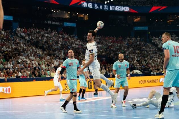 Ein Spieler des THW Kiel springt hoch und holt zum Wurf aus, während Olle Forsell-Schefvert ( 25; MT Melsungen), Adrian Sipos ( 8; MT Melsungen) und Dainis Kristopans ( 10; MT Melsungen) die Abwehr bilden. Das Spiel findet vor ausverkauftem Haus in der Kieler Arena statt. EHF European League Final 2026: THW Kiel vs MT Melsungen, 31.05.2026, Hamburg, Barclays Arena Copyright: xPhilippHeistx