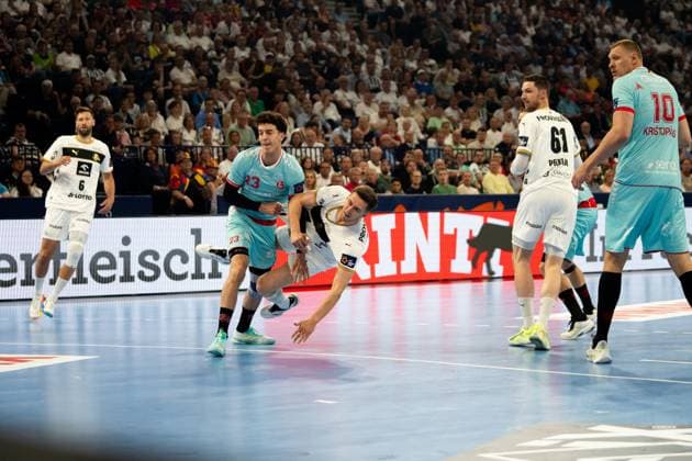 Nikola Bilyk ( 53; THW Kiel) kämpft sich im Zweikampf mit einem Spieler von MT Melsungen ( 23; Marti Soler) durch, während er den Ball hält und sich nach vorne beugt. Harald Reinkind ( 6; THW Kiel) und Hendrik Pekeler ( 61; THW Kiel) sind im Hintergrund zu sehen, rechts läuft Dainis Kristopans ( 10; MT Melsungen) ins Bild. EHF European League Final 2026: THW Kiel vs MT Melsungen, 31.05.2026, Hamburg, Barclays Arena Copyright: xPhilippHeistx