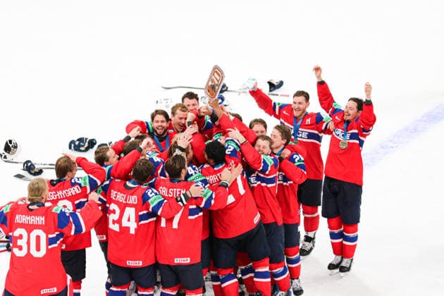 IPA85217668 - team Norway holding the bronze trophy iihf 2026 during IIHF World Championship, WM, Weltmeisterschaft - Bronze Medal - Canada vs Norway, Ice hockey, Eishockey in Zurich, Switzerland, May 31 2026  Copyright: xAndreaxRe IPAxSportx xx 85217668