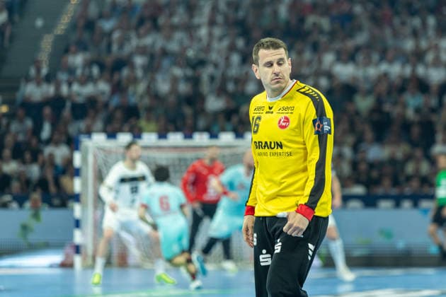 Torwart Nebojsa Simic (MT Melsungen) looks dejected during the handball final of the Winamax EHF Finals 2026 between THW Kiel and MT Melsungen at Barclays Arena on May 31, 2026 in Hamburg, Germany. -