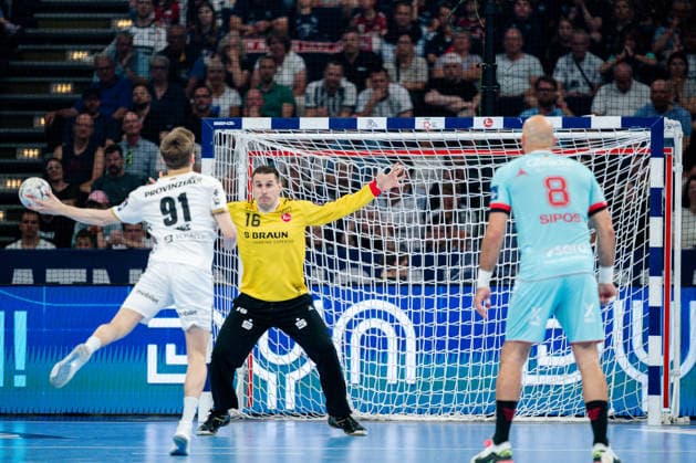 Hamburg, 31.05.2026, Handball, Herren, EHF European League Men 2025 26, Finale, THW Kiel - MT Melsungen Nebojsa Simic (MT Melsungen, 16) beim Siebenmeter gegen Bence Imre (THW Kiel, 91)