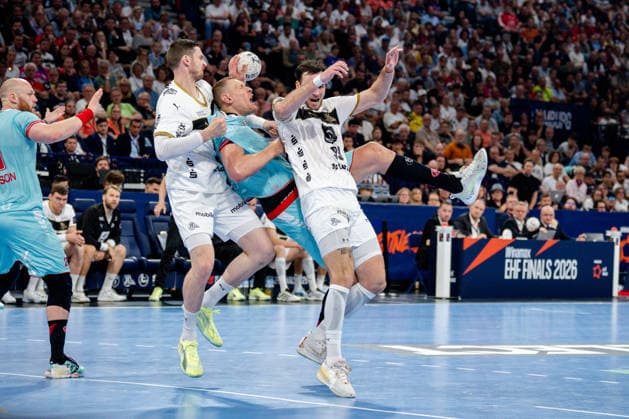 Hamburg, 31.05.2026, Handball, Herren, EHF European League Men 2025 26, Finale, THW Kiel - MT Melsungen Dainis Kristopans (MT Melsungen, 10) im Zweikampf mit Hendrik Pekeler (THW Kiel, 61)