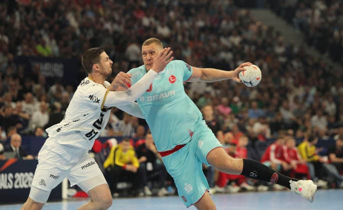 photo : Torwurf von .... Dainis KRISTOPANS ( Melsungen ) gegen Hendrik Pekeler (Kiel , links) Handball Herren am So. 31.05.2026 Mens EHF European League , Final Four in Hamburg Melsungen - THW Kiel Finale