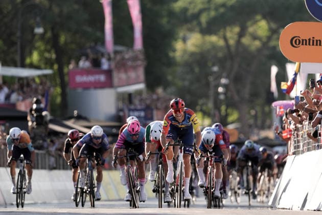 Italy™s Jonathan Milan of Lidl-Trek winner of the stage on the finish line during Stage 21 of the Giro d™Italia from Rome to Rome, Italy. Monday May 31, 2026  Copyright: xMassimoxPaolonex xLaPressex