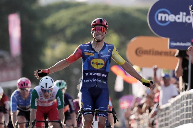 Italy™s Jonathan Milan of Lidl-Trek winner of the stage on the finish line during Stage 21 of the Giro d™Italia from Rome to Rome, Italy. Monday May 31, 2026  Copyright: xMassimoxPaolonex xLaPressex