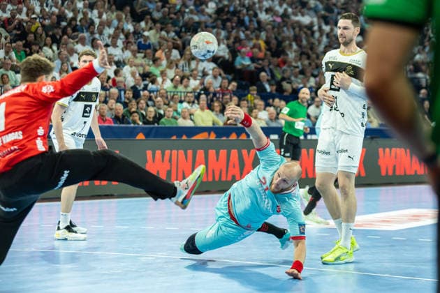 Arnar Freyr Arnarsson (MT Melsungen) controls the ball during the handball final of the Winamax EHF Finals 2026 between THW Kiel and MT Melsungen at Barclays Arena on May 31, 2026 in Hamburg, Germany. -