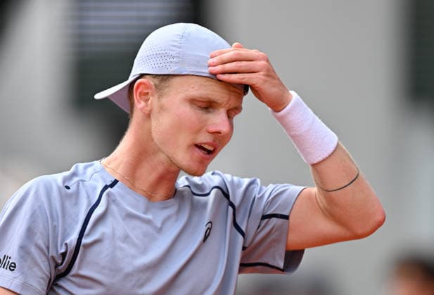 2026 French Open, Roland-Garros - Day 8 PARIS, FRANCE - MAY 31: Jesper de Jong of Netherlands in action against Alexander Zverev of Germany during their men s singles match on day 8 of the French Open tennis tournament at the Roland-Garros Complex in Paris on May 31, 2026. Mustafa Yalcin Anadolu Paris France. Editorial use only. Please get in touch for any other usage.  Copyright: x2026xAnadoluxMustafaxYalcinx