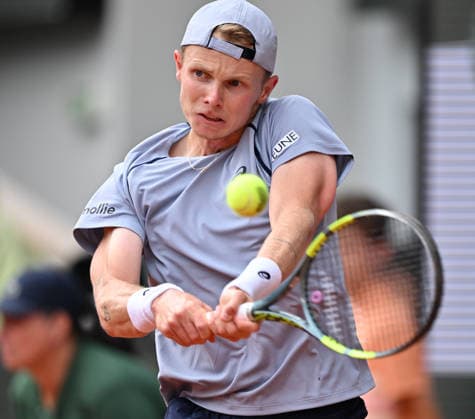 2026 French Open, Roland-Garros - Day 8 PARIS, FRANCE - MAY 31: Jesper de Jong of Netherlands in action against Alexander Zverev of Germany during their men s singles match on day 8 of the French Open tennis tournament at the Roland-Garros Complex in Paris on May 31, 2026. Mustafa Yalcin Anadolu Paris France. Editorial use only. Please get in touch for any other usage.  Copyright: x2026xAnadoluxMustafaxYalcinx