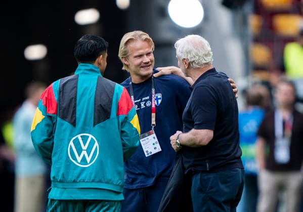 Joel Pohjanpalo (Finnland, 20) im Gespräch mit Rudi Völler Deutschland - Finnland, Fussball, Länderspiel WM Testspiel, MEWA Arena Mainz, 31.05.2026 WICHTIGER HINWEIS: Gemäß den Vorgaben der DFL Deutsche Fußball Liga bzw. des DFB Deutscher Fußball-Bund ist es untersagt, in dem Stadion und oder vom Spiel angefertigte Fotoaufnahmen in Form von Sequenzbildern und oder videoähnlichen Fotostrecken zu verwerten bzw. verwerten zu lassen. Copyright: HMBxMedia xMarcoxBader