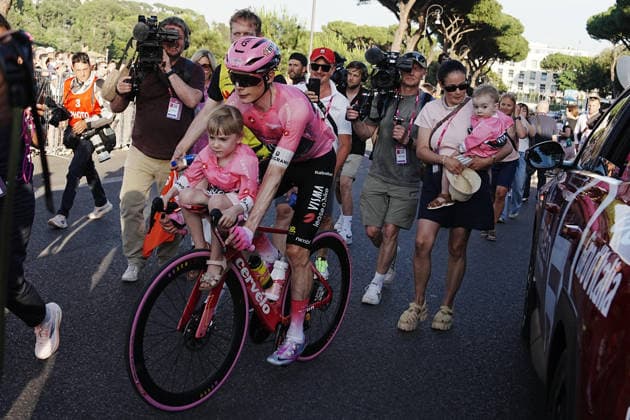 Denmark™s Jonas Vingegaard Hansen of Team Visma Lease A Bike anf his family during Stage 21 of the Giro d™Italia, in Rome, Italy, Sunday, May 31, 2026.  Copyright: xGianxMattiaxD Alberto LaPressex