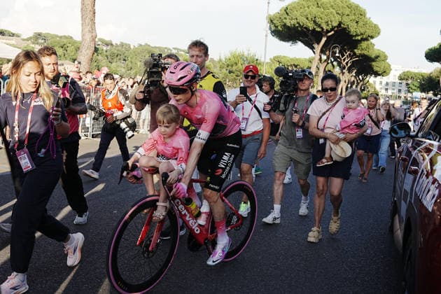 Denmark™s Jonas Vingegaard Hansen of Team Visma Lease A Bike anf his family during Stage 21 of the Giro d™Italia, in Rome, Italy, Sunday, May 31, 2026.  Copyright: xGianxMattiaxD Alberto LaPressex