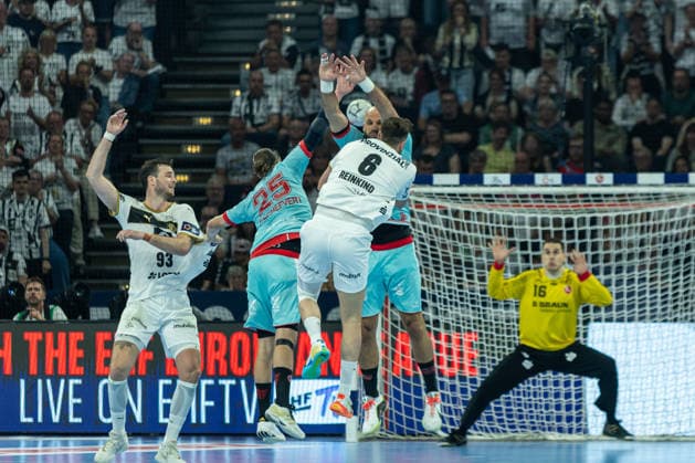 Torwart Kristof Palasics (MT Melsungen), Harald Reinkind (THW Kiel) und Adrian Sipos (MT Melsungen) battle for the ball during the handball final of the Winamax EHF Finals 2026 between THW Kiel and MT Melsungen at Barclays Arena on May 31, 2026 in Hamburg, Germany. -