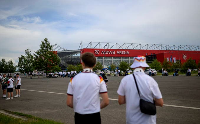 Feature, Fans aus GER auf dem Weg ins Stadion, Mewa Arena. Fussball Länderspiel, Deutschland (GER) - Finnland (FIN) am 31.05.2026 in Mainz Deutschland. Mewa Arena