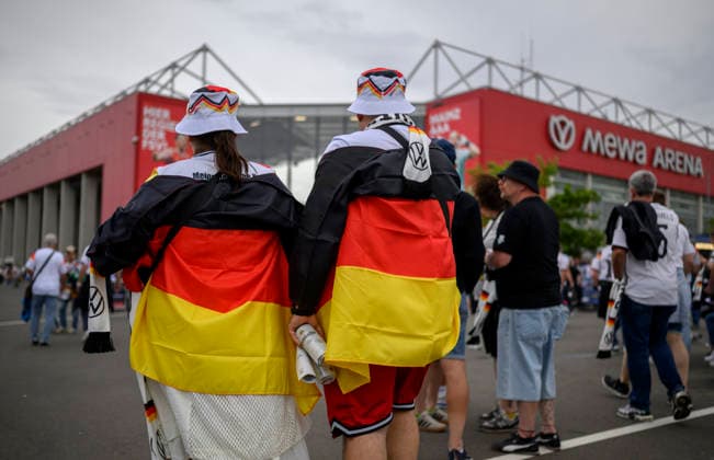 Feature, Fans aus GER in Deutschland Fahnen gehüllt auf dem Weg ins Stadion, Mewa Arena. Fussball Länderspiel, Deutschland (GER) - Finnland (FIN) am 31.05.2026 in Mainz Deutschland. Mewa Arena
