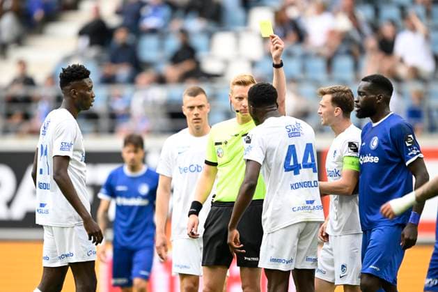 KAA Gent v KRC Genk - Jupiler Pro League Europe Play-Off Decider GENT, BELGIUM - MAY 31 : Kongolo Josue Ndenge defender of KRC Genk is shown a yellow card by referee D Hondt Lothar during the Jupiler Pro League Europe Play-Off decider match with the last European Conference League ticket at stake between KAA Gent and KRC Genk on May 31, 2026 in Gent, Belgium, 31 05 2026 Gent Belgium  Copyright: xNicoxVereeckenx