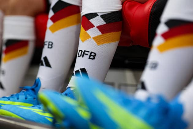 Länderspiel - 25 26 - Deutschland - Finnland am 31.05.2026 in der MEWA Arena in Mainz. Einlaufkinder sitzen mit Stutzen, auf denen das DFB-Logo drauf ist, auf einer Auswechselbank.