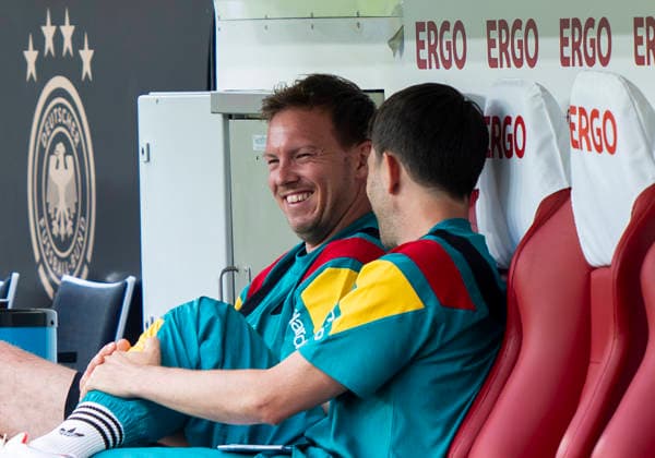 Gute Laune bei Julian Nagelsmann (Deutschland, Headcoach, Trainer) im Gespräch mit Benjamin Glück (Deutschland, Co-Trainer) Deutschland - Finnland, Fussball, Länderspiel WM Testspiel, MEWA Arena Mainz, 31.05.2026 WICHTIGER HINWEIS: Gemäß den Vorgaben der DFL Deutsche Fußball Liga bzw. des DFB Deutscher Fußball-Bund ist es untersagt, in dem Stadion und oder vom Spiel angefertigte Fotoaufnahmen in Form von Sequenzbildern und oder videoähnlichen Fotostrecken zu verwerten bzw. verwerten zu lassen. Copyright: HMBxMedia xMarcoxBader