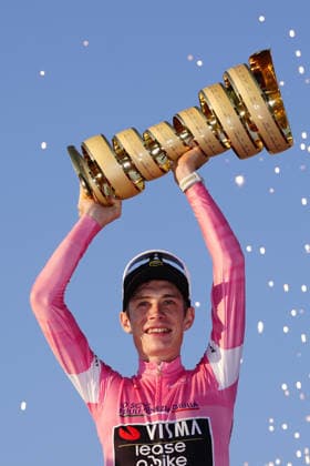 Denmark™s Jonas Vingegaard Hansen of Team Visma Lease A Bike (Pink jersey) winner of the race on the podium with the trophy (trofeo senza fine) during Stage 21 of the Giro d™Italia from Rome to Rome, Italy. Monday May 31, 2026  Copyright: xFabioxFerrari LaPressex