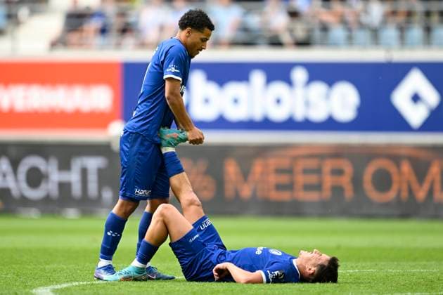KAA Gent v KRC Genk - Jupiler Pro League Europe Play-Off Decider GENT, BELGIUM - MAY 31 : Sonko Momodou forward of KAA Gent helps Kadri Abdelkahar midfielder of KAA Gent during the Jupiler Pro League Europe Play-Off decider match with the last European Conference League ticket at stake between KAA Gent and KRC Genk on May 31, 2026 in Gent, Belgium, 31 05 2026 Gent Belgium  Copyright: xNicoxVereeckenx