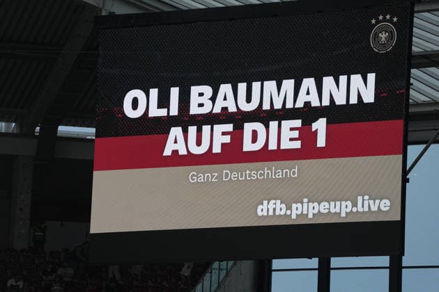 Fans im Mainzer Stadion machen sich auf dem Video-Feed nach der umstrittenen Entscheidung für Manuel Neuer für Torwart Goalie Oliver Baumann (Deutschland, Germany) stark - Mainz 31.05.2026: Deutschland vs. Finnland, Freundschaftsspiel, WM-Vorbereitung, MEWA Arena Mainz