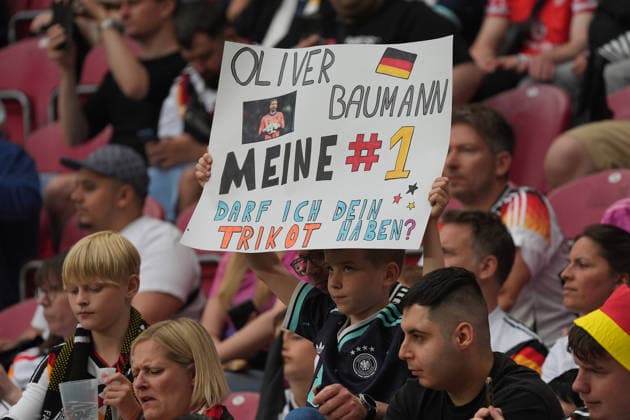 Fans im Mainzer Stadion feuern Torwart Goalie Oliver Baumann (Deutschland, Germany) an - Mainz 31.05.2026: Deutschland vs. Finnland, Freundschaftsspiel, WM-Vorbereitung, MEWA Arena Mainz