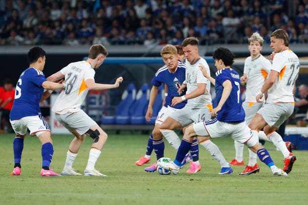 May 31, 2026, Tokyo, Japan: Soccer players from Japan and Iceland compete for the ball during the Kirin Challenge Cup 2026, an International Friendly, Länderspiel, Nationalmannschaft match at the National Stadium in Tokyo. Japan defeats Iceland 1-0 in its last friendly match before the FIFA World Cup, WM, Weltmeisterschaft, Fussball 2026. Soccer 2026: Japan 1:0 Iceland  - ZUMAm191 20260531_aap_m191_035 Copyright: xRodrigoxReyesxMarinx