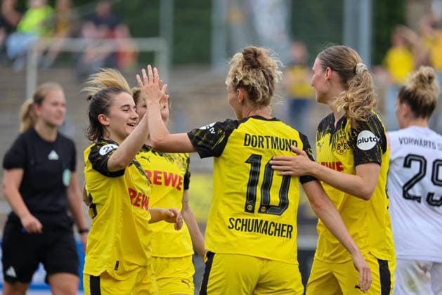 Dortmund, Deutschland: 31. Mai 2026 - Regionalliga West Frauen - 26. Spieltag - BVB Frauen vs. Vorwärts Spoho Köln Frauen Im Bild: v.li. die Zweite Torschützin Rita Schumacher (BVB) macht das Tor zum 2:0 für Dortmund und jubelt mit Marina Scholz (BVB) und Annika Enderle (BVB) Copyright: HMBxMedia MadeleinexFantini