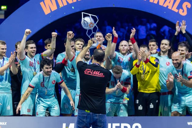 Trainer Roberto Garcia Parrondo (MT Melsungen) lifts the Trophy in front of his Players during the handball final of the Winamax EHF Finals 2026 between THW Kiel and MT Melsungen at Barclays Arena on May 31, 2026 in Hamburg, Germany. -