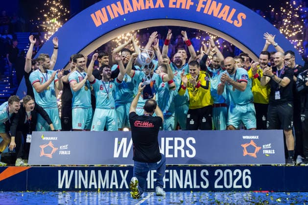 Trainer Roberto Garcia Parrondo (MT Melsungen) lifts the Trophy in front of his Players during the handball final of the Winamax EHF Finals 2026 between THW Kiel and MT Melsungen at Barclays Arena on May 31, 2026 in Hamburg, Germany. -