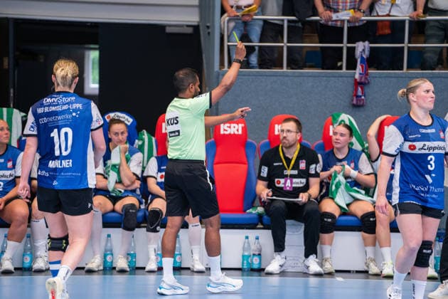 HSG Blomberg-Lippe (GER) vs. Borussia Dortmund (GER) Handball, 1. Handball Bundesliga Frauen, Finale, Spiel 3, 31.5.2026, Saision 2025 2026, Blomberg Ramesh Thiyagarajah (Schiedsrichter) gibt Steffen Birkner (HSG Blomberg-Lippe, Trainer) eine gelbe Karte Blomberg Sporthalle an der Ulmenallee Deutschland