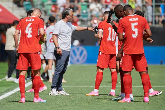 Fussball WM 2026 Vorbereitungsspiel Schweiz gegen Jordanien, St. Gallen, Schweiz St. Gallen, Schweiz. 31. Mai 2026. Der Trainer der Schweizer Nationalmannschaft Murat Yakin gibt Anweisungen beim WM 2026 Vorbereitungsspiel Schweiz gegen Jordanien in St. Gallen.