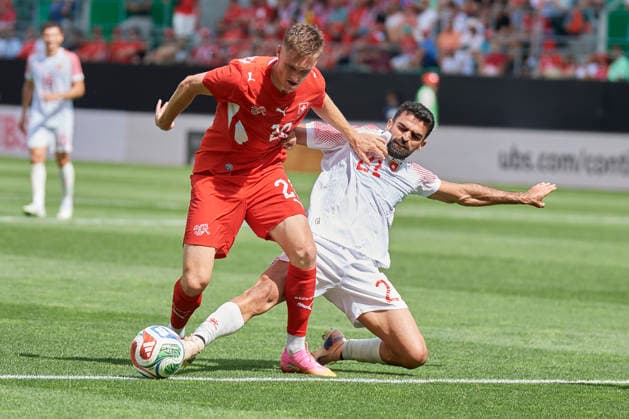 Fussball WM 2026 Vorbereitungsspiel Schweiz gegen Jordanien, St. Gallen, Schweiz St. Gallen, Schweiz. 31. Mai 2026. Nizar Al-Rashdan gegen Michel Aebischer beim WM 2026 Vorbereitungsspiel Schweiz gegen Jordanien in St. Gallen.