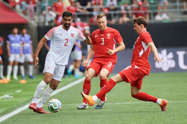 Fussball WM 2026 Vorbereitungsspiel Schweiz gegen Jordanien, St. Gallen, Schweiz St. Gallen, Schweiz. 31. Mai 2026. Mohammad Abu Hasheesh wird bedrängt von Silvan Widmer und Christian Fassnacht beim WM 2026 Vorbereitungsspiel Schweiz gegen Jordanien in St. Gallen.